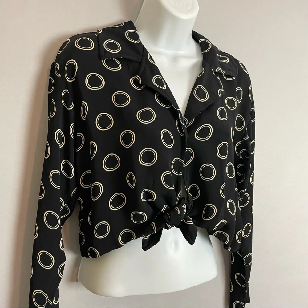 Betsey Johnson Cropped Blouse Black Circle Pattern Tie Front Rayon Size Medium - Picture 16 of 16